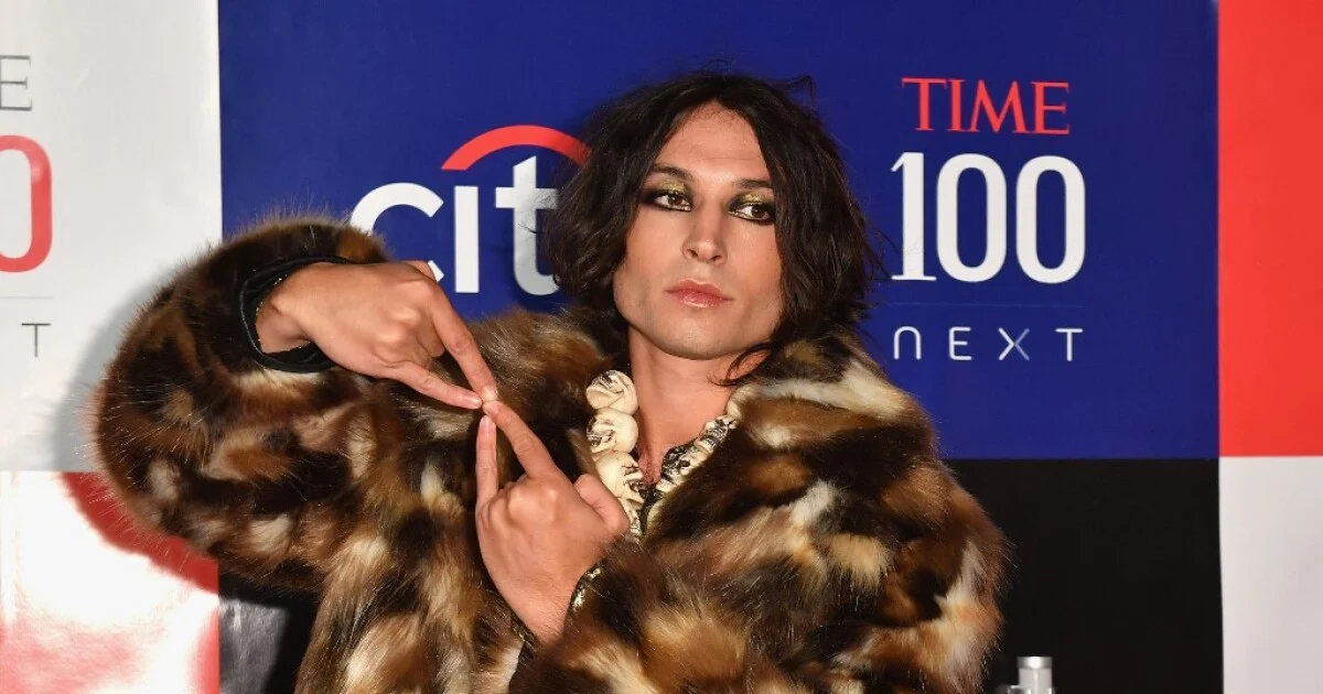 Ezra Miller la estrella en potencia de Hollywood que se autodestruyó con sus polémicos comportamientos 1 Merca2.es Las polémicas reacciones de Ezra Miller frente al amor de sus fans
