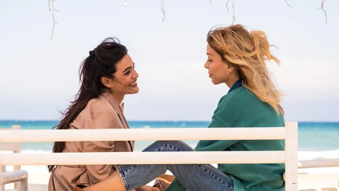 La miniserie italiana de Netflix que arrasa en España con sus secretos perturbadores