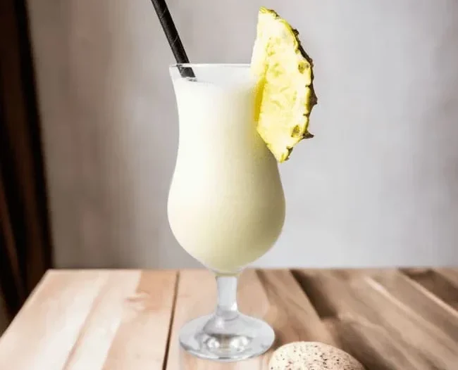 Así se hace una exquisita y exótica Piña Colada: El sabor tropical que te transporta al Caribe