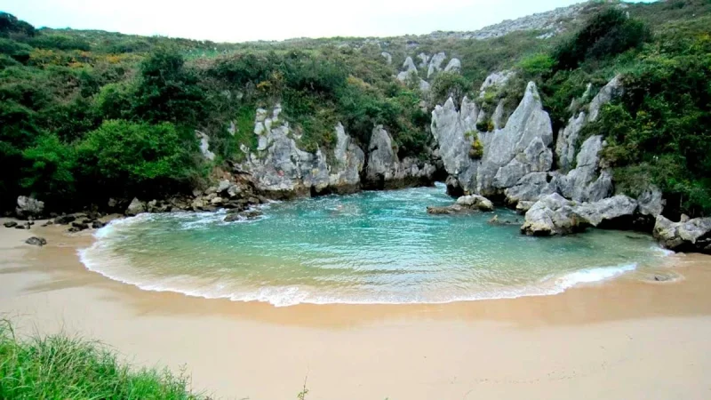 Playas vírgenes: Paraísos naturales en la costa española 24 Merca2.es playa de gulpiyuri Merca2.es