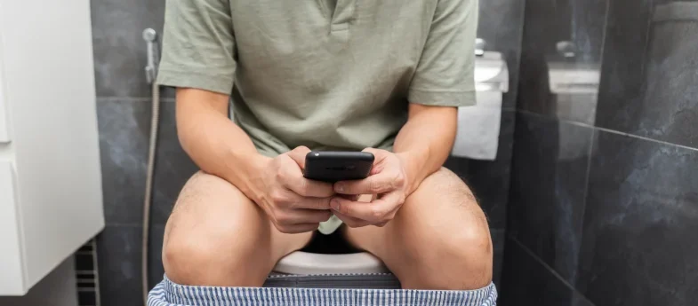 Por qué deberías reducir el tiempo que pasas sentado en el baño