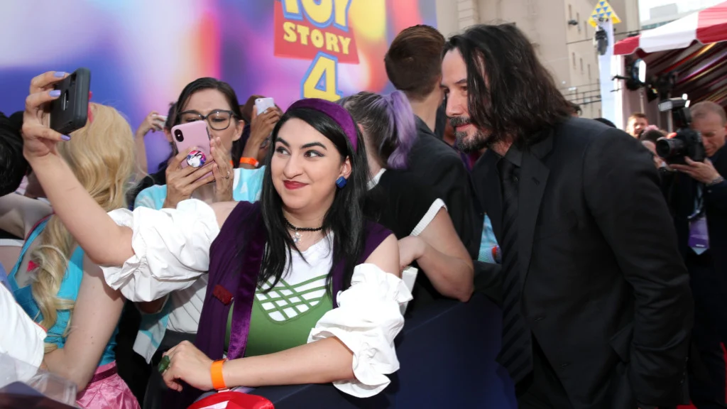Keanu Reeves se vuelve viral en las redes con un gesto con sus fans que lo deja totalmente expuesto 1 Merca2.es Keanu Reeves y su comportamiento ante las mujeres