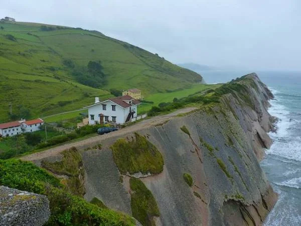 El Cabo de Gata, acantilados de Ribadesella y otras de las mejores rutas por la costa de España, a pie o en coche