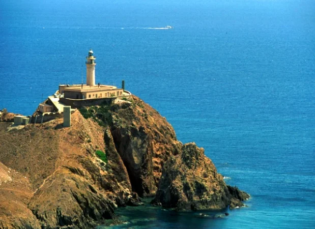 El Cabo de Gata, acantilados de Ribadesella y otras de las mejores rutas por la costa de España, a pie o en coche 11 Merca2.es ruta faro Merca2.es
