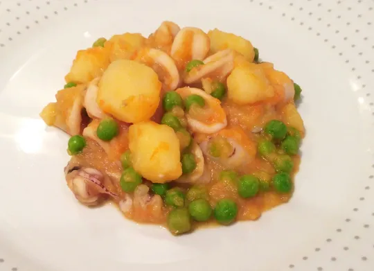 Guiso de sepia con patatas y guisantes: Un manjar con sabor a mar