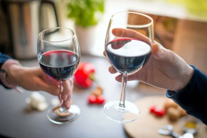 Por qué deberías tomar una copa de vino cada noche