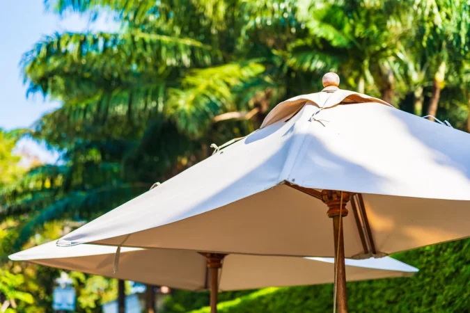 umbrella with coconut palm tree sky background Merca2.es