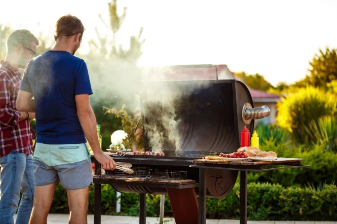 young men roasting barbecue grill cottage countryside 1 Merca2.es