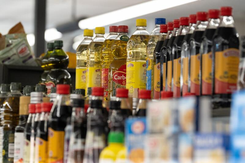 Según la OCU, la gran mayoría de cadenas de supermercados han traslado al coste del aceite de oliva la supresión del IVA
