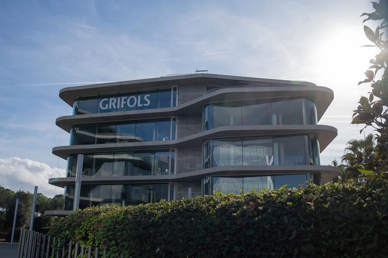 La Familia Grifols y Brookfield negocian una OPA conjunta por el 100% de la empresa de hemoderivados