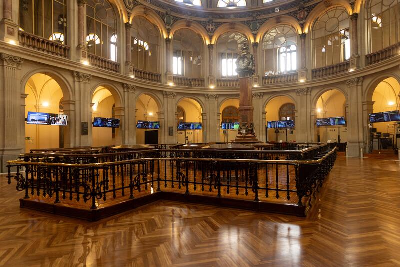 La cotización del Ibex 35 se mantiene prácticamente invariable y retiene los 11.000 puntos tras los comicios franceses