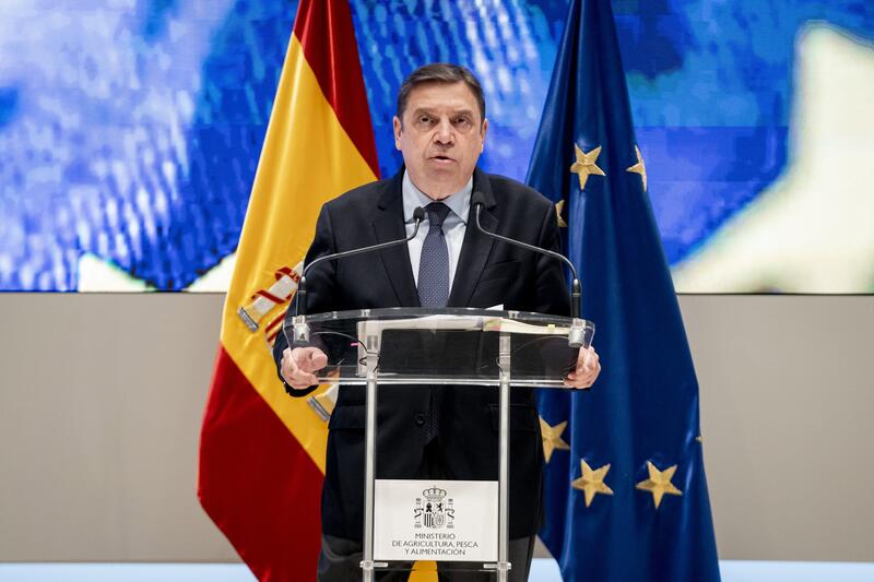 Planas ensalza el esfuerzo del sector agroalimentario con condecoraciones de élite