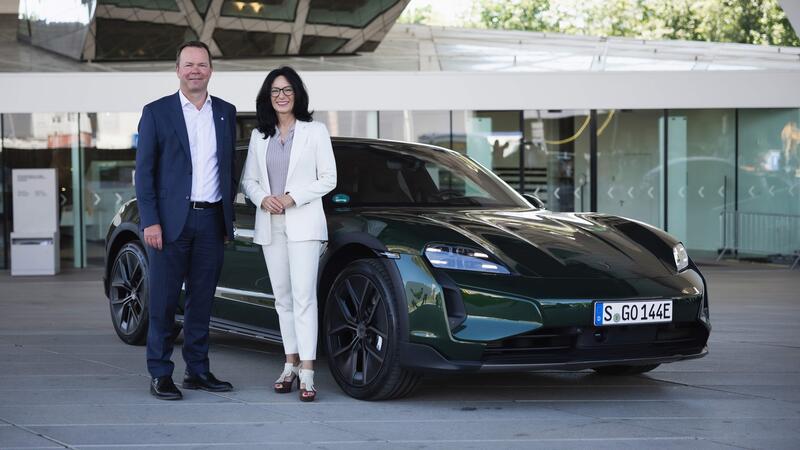 Porsche apuesta por la sostenibilidad y firma un acuerdo con Hydro para reducir la huella de carbono en España