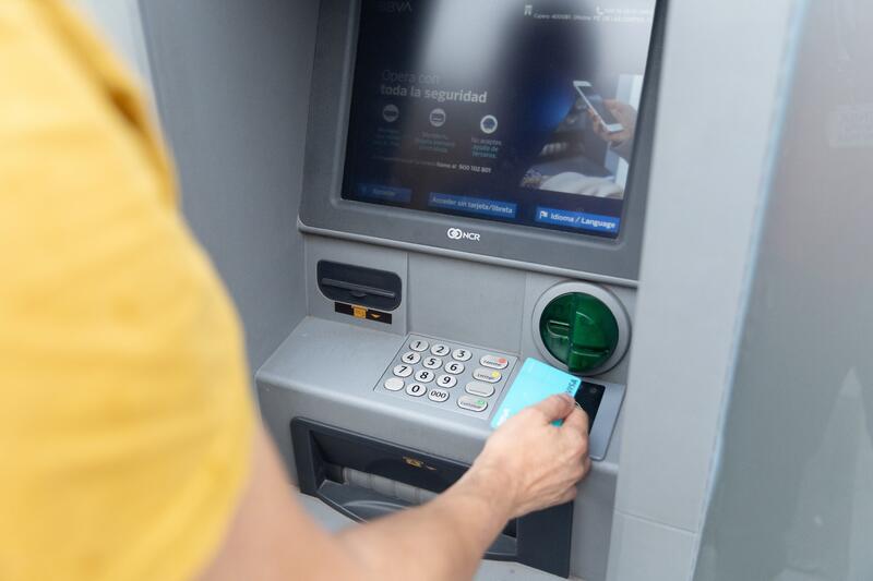 La advertencia de OCU sobre las comisiones por transacciones con tarjeta en el extranjero