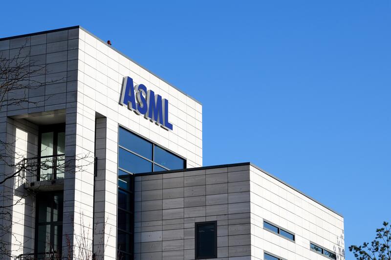 ASML sufre una disminución del 28% en sus beneficios durante el primer semestre del año