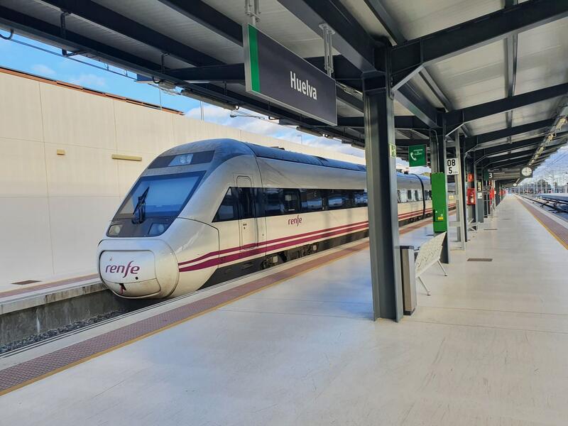 Renfe reubica en autobús a pasajeros de Alvia Huelva-Madrid por avería en el material