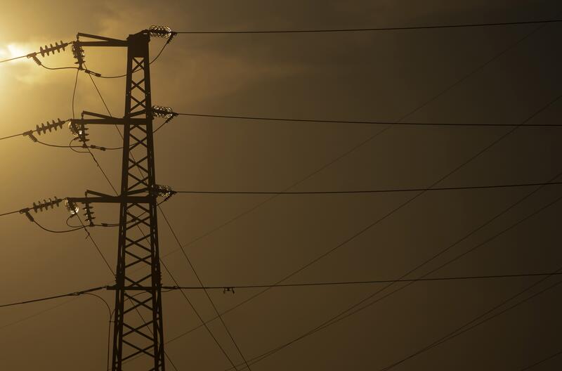 Ligero respiro en el recibo de la luz: El precio bajará un 3,5% este viernes, pero sigue rondando 100 euros/MWh durante la ola de calor