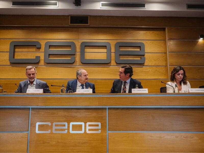 Hereu programa una reunión «urgente» para debatir el registro documental en agencias, cuya aplicación se producirá en octubre
