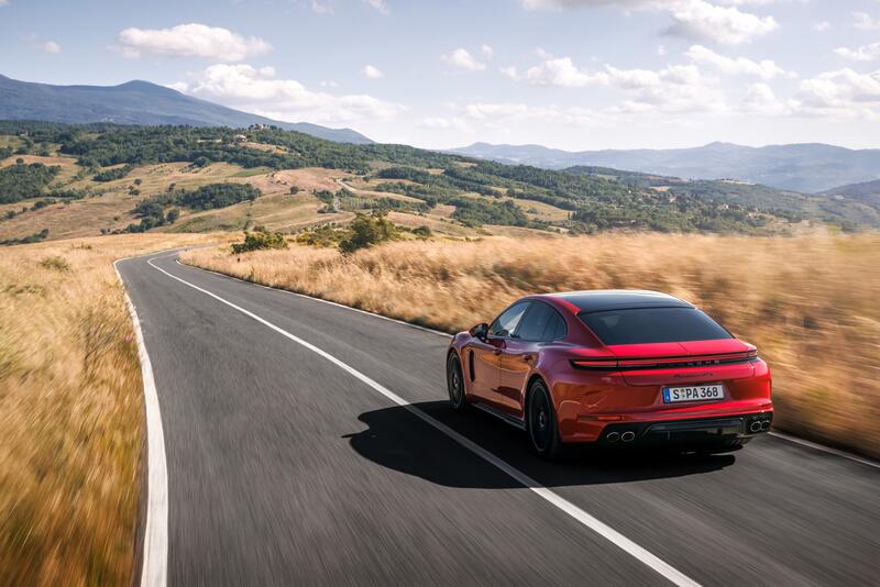 Porsche introduce dos nuevas alternativas del Panamera con coste inferior a 200.000 euros