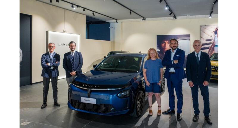 Lancia celebra en Italia la comercialización de la primera unidad de la edición limitada Ypsilon Cassina