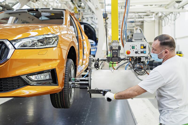 La producción de vehículos disminuye un 7,1% en junio debido a ajustes en las fábricas, aunque crece un 1,1% en el semestre