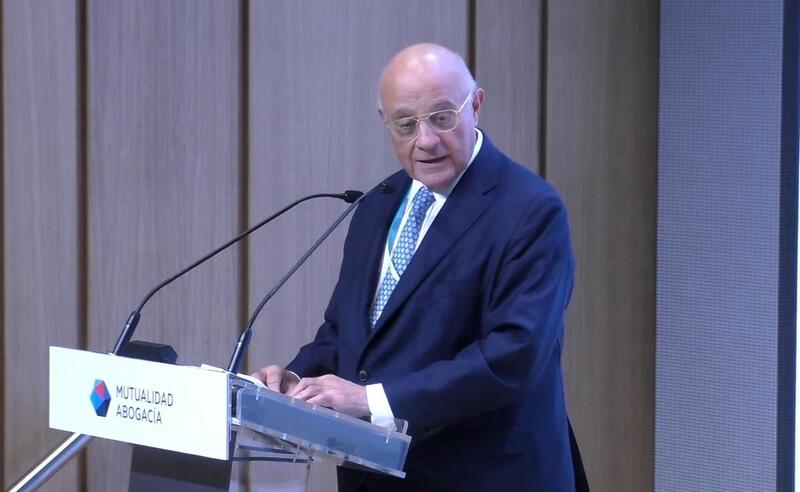 Josep Oliu destina un millón de euros para adquirir acciones en Banco Sabadell