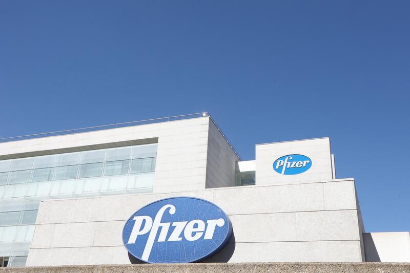 Pfizer registra un desplome del 98% en sus beneficios del segundo trimestre, pero confía en un repunte anual