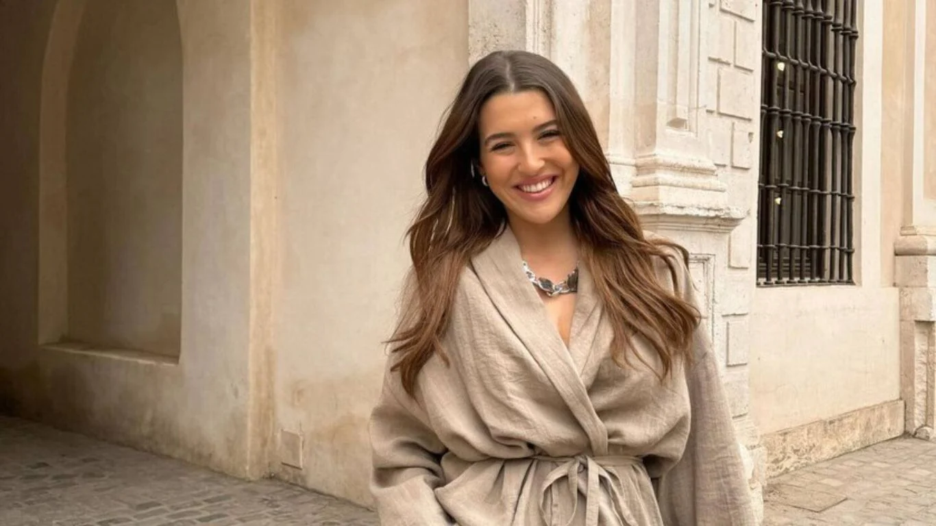 Zara presenta el vestido rojo con espalda descubierta que Alba Díaz ha hecho imprescindible