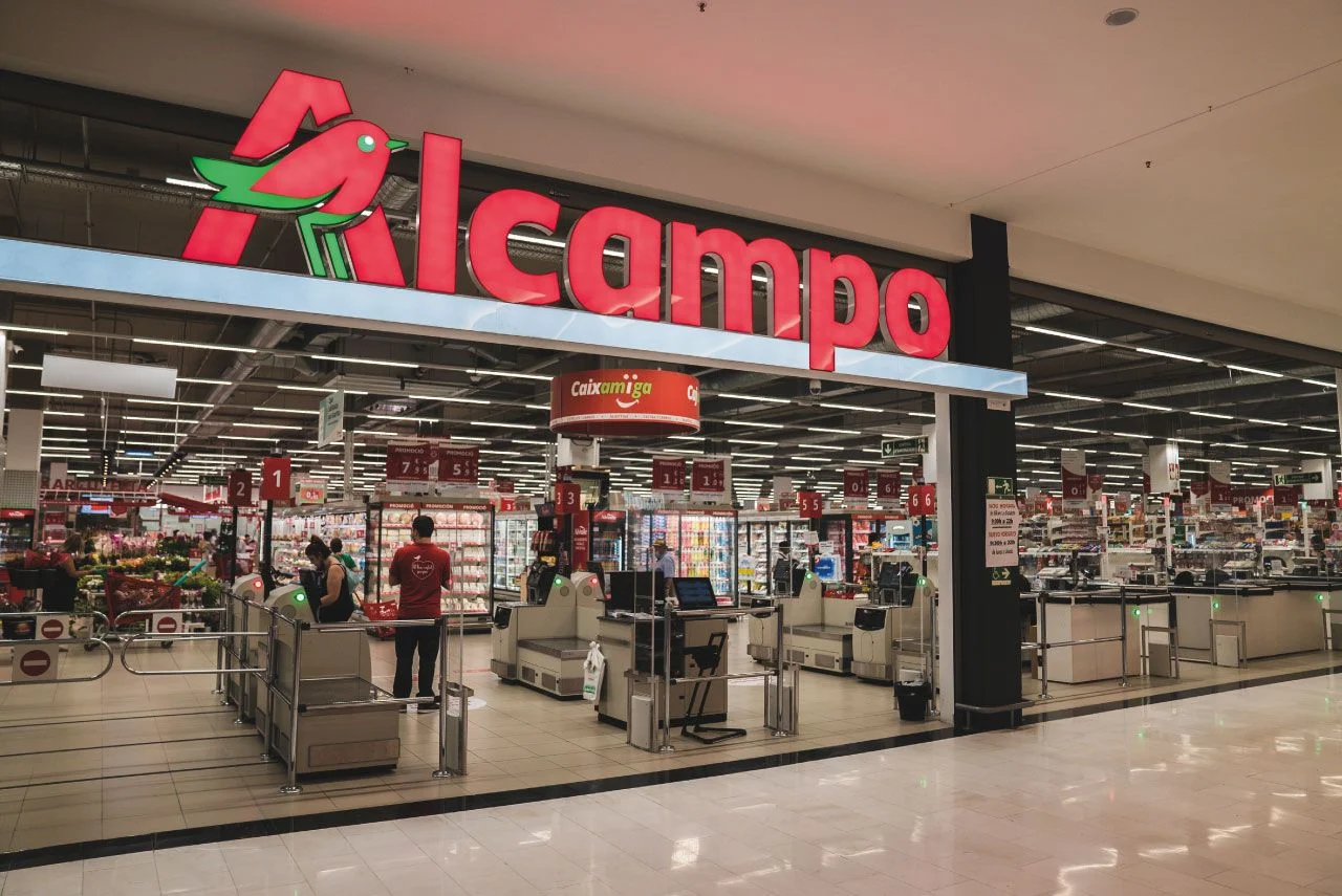Alcampo se desmarca de Eroski, Dia y Carrefour al incumplir el precio máximo