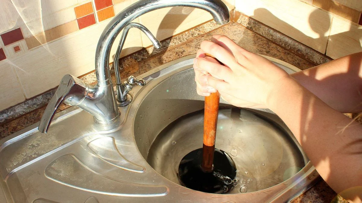 Aprende a desatascar de una manera sencilla tu ducha o fregadero con solo estos dos ingredientes