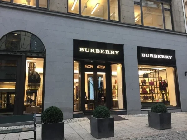 Louis Vuitton, Burberry y Estée Lauder sacan la tijera y recortan más de 9.000 empleos 1 Merca2.es Burberry Oslo 768x576 1 Merca2.es