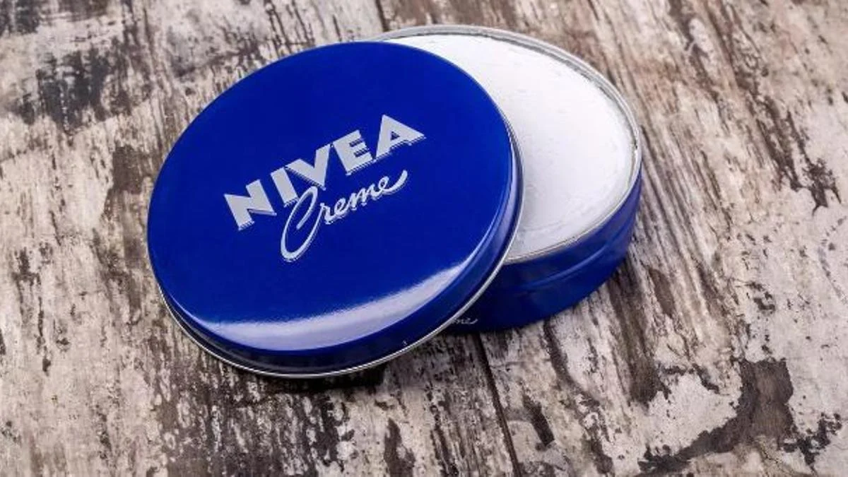 Consigue acabar con esas pequeñas manchas en tu piel mezclando Nivea con este producto