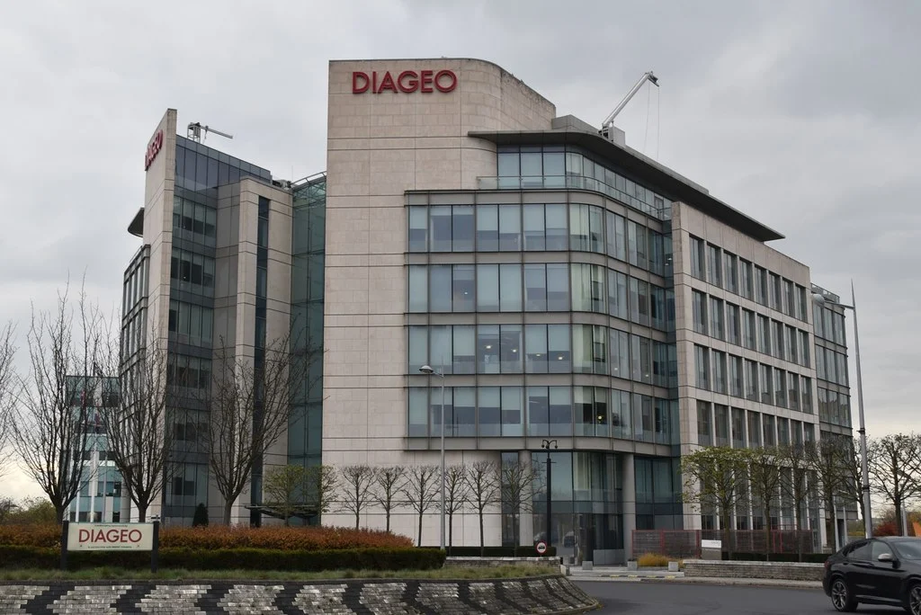 Diageo logra unos sólidos ingresos de 3.574 millones de euros en su último ejercicio, a pesar de la caída del 12,9%, y aumenta la remuneración a sus accionistas