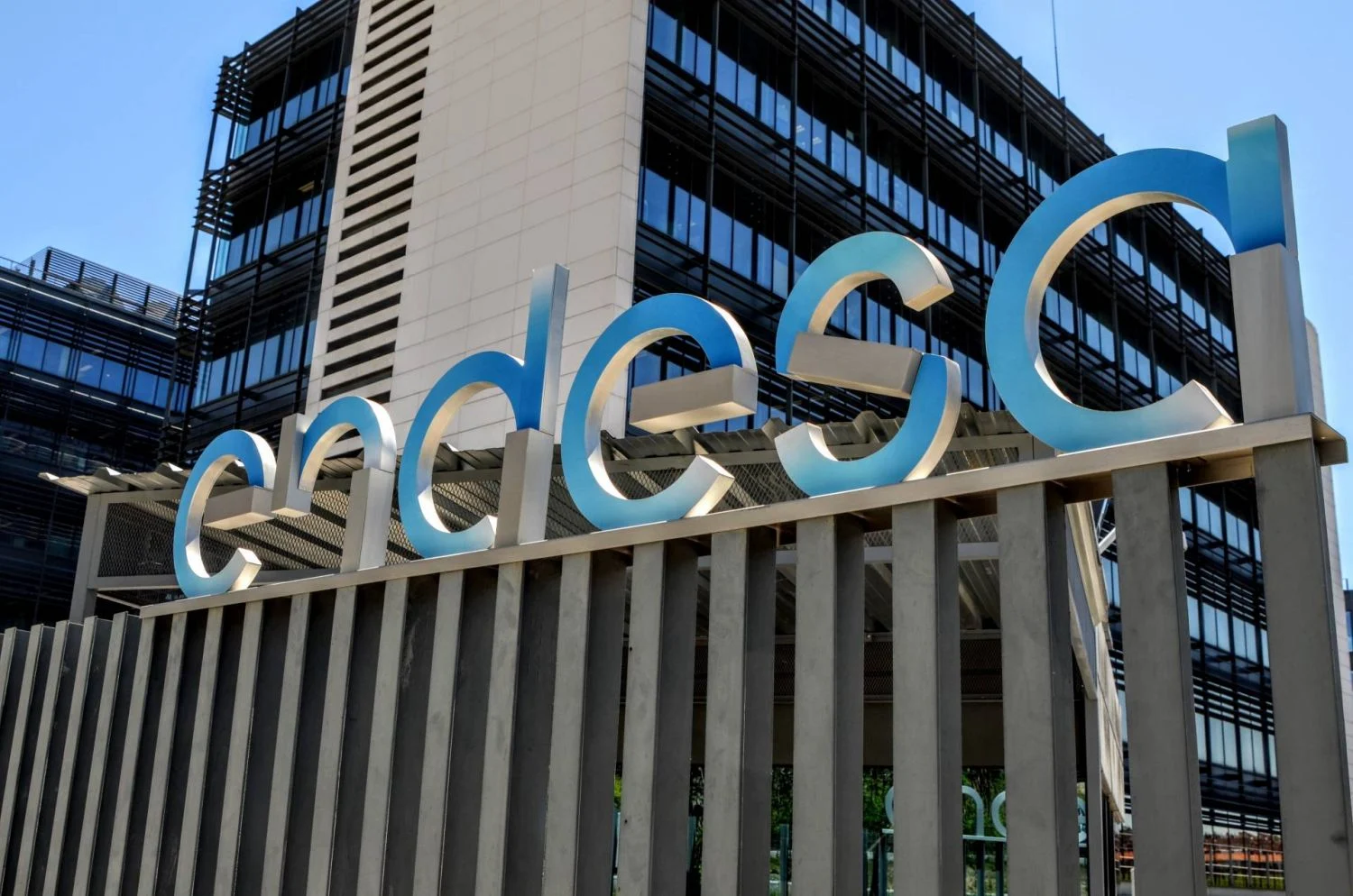 Endesa mitiga su crisis y se gana la aprobación del mercado
