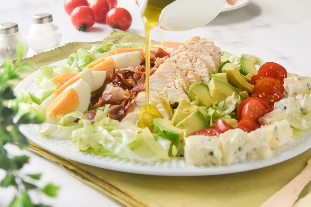 Ensalada Cobb con queso azul, una delicia templada para estas fechas