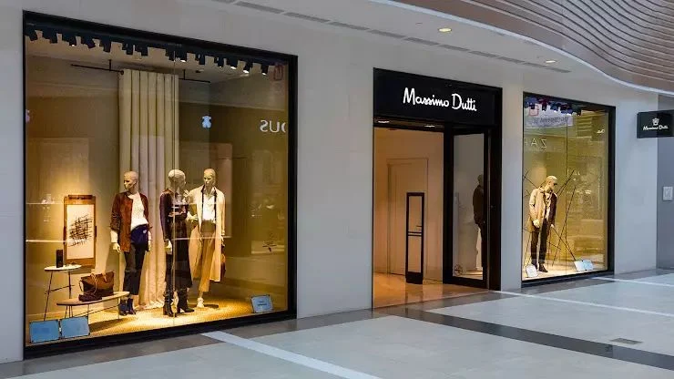 Esta semana Massimo Dutti lanza todas estas novedades: camisas blancas con bordados, bolsos trenzados, vestidos y faldas
