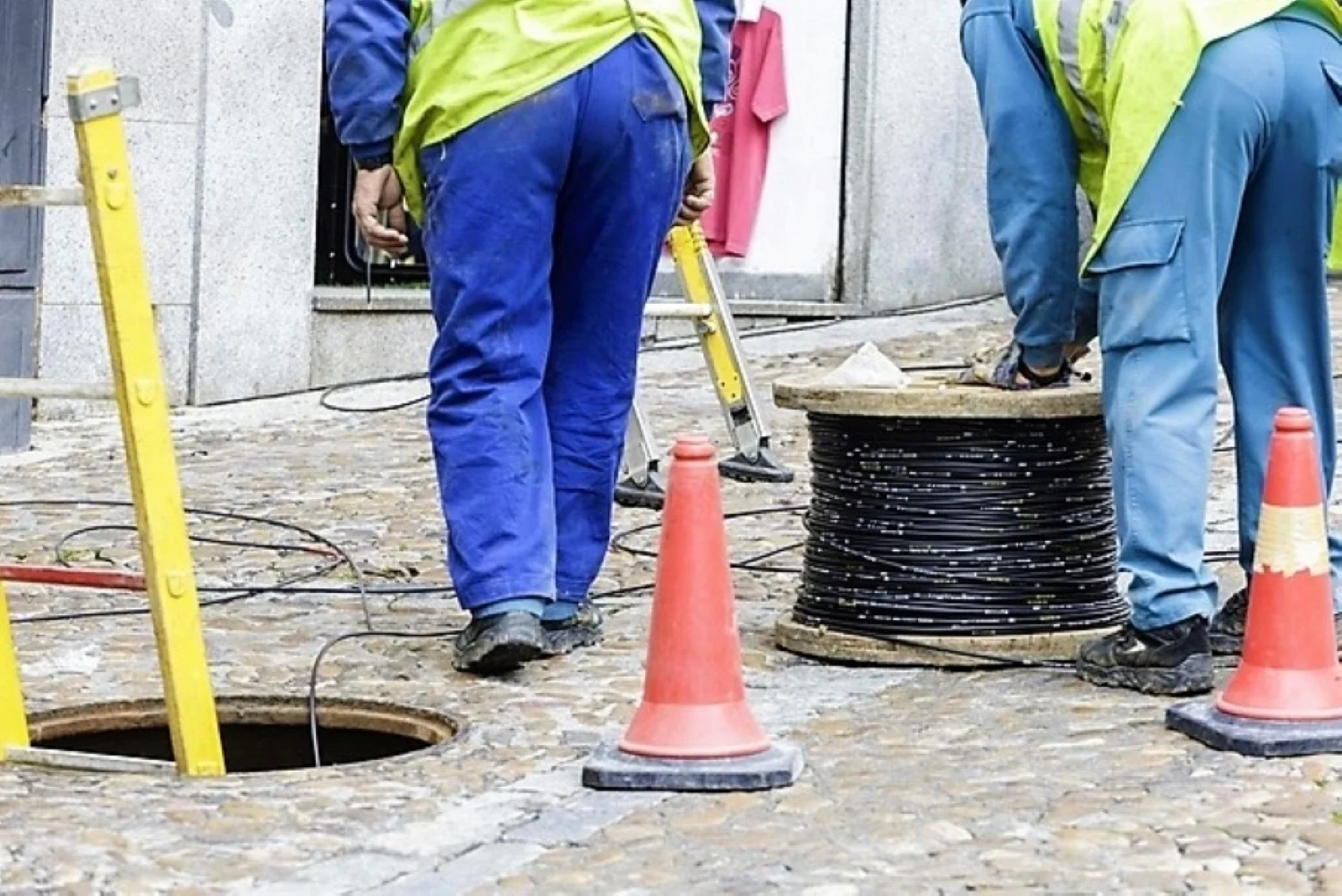 La CNMC advierte otra vez a los ayuntamientos: no pueden prohibir la instalación de fibra óptica