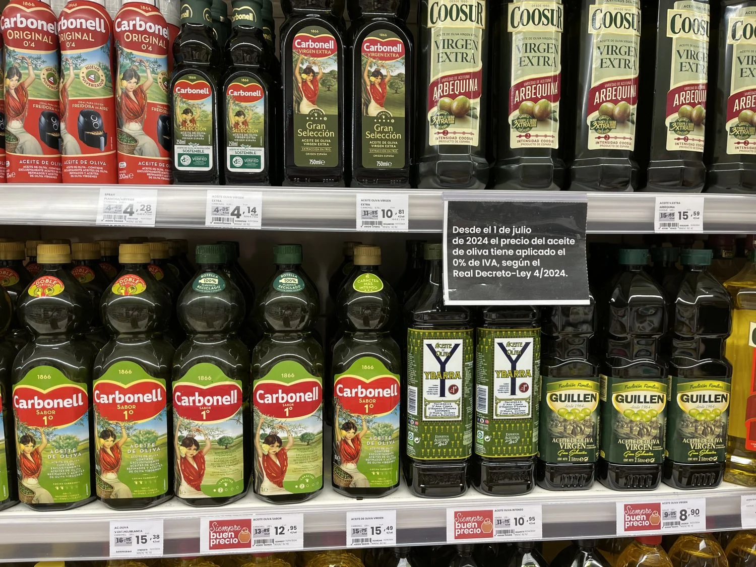 La rebaja del IVA en Carbonell y Coosur no llega a 1 euro y enfada a los clientes de Eroski