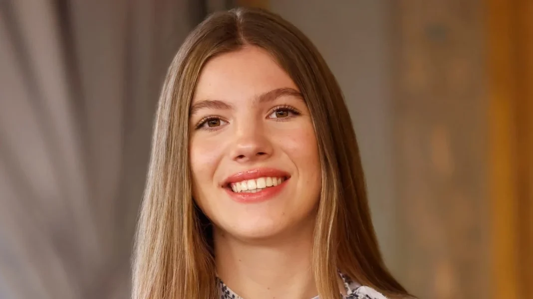 Mango arrasa con el vestido asimétrico de la infanta Sofía: ¡Ahora con un 50% de descuento!