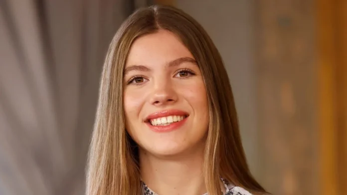 Mango arrasa con el vestido asimétrico de la infanta Sofía: ¡Ahora con un 50% de descuento!