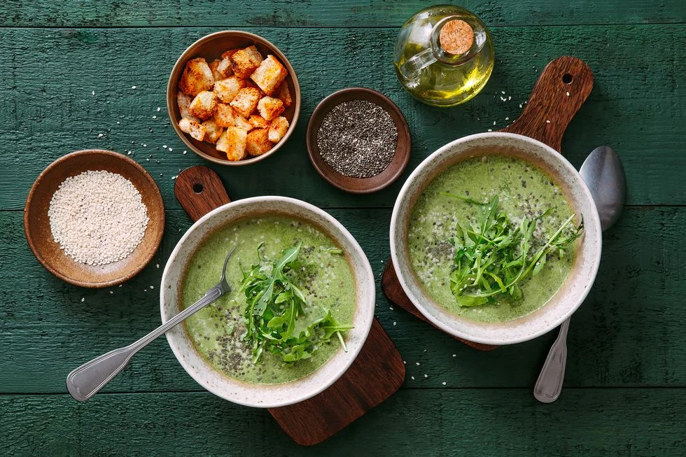 Limpia tu cuerpo por dentro con esta sopa depurativa de brócoli y aguacate