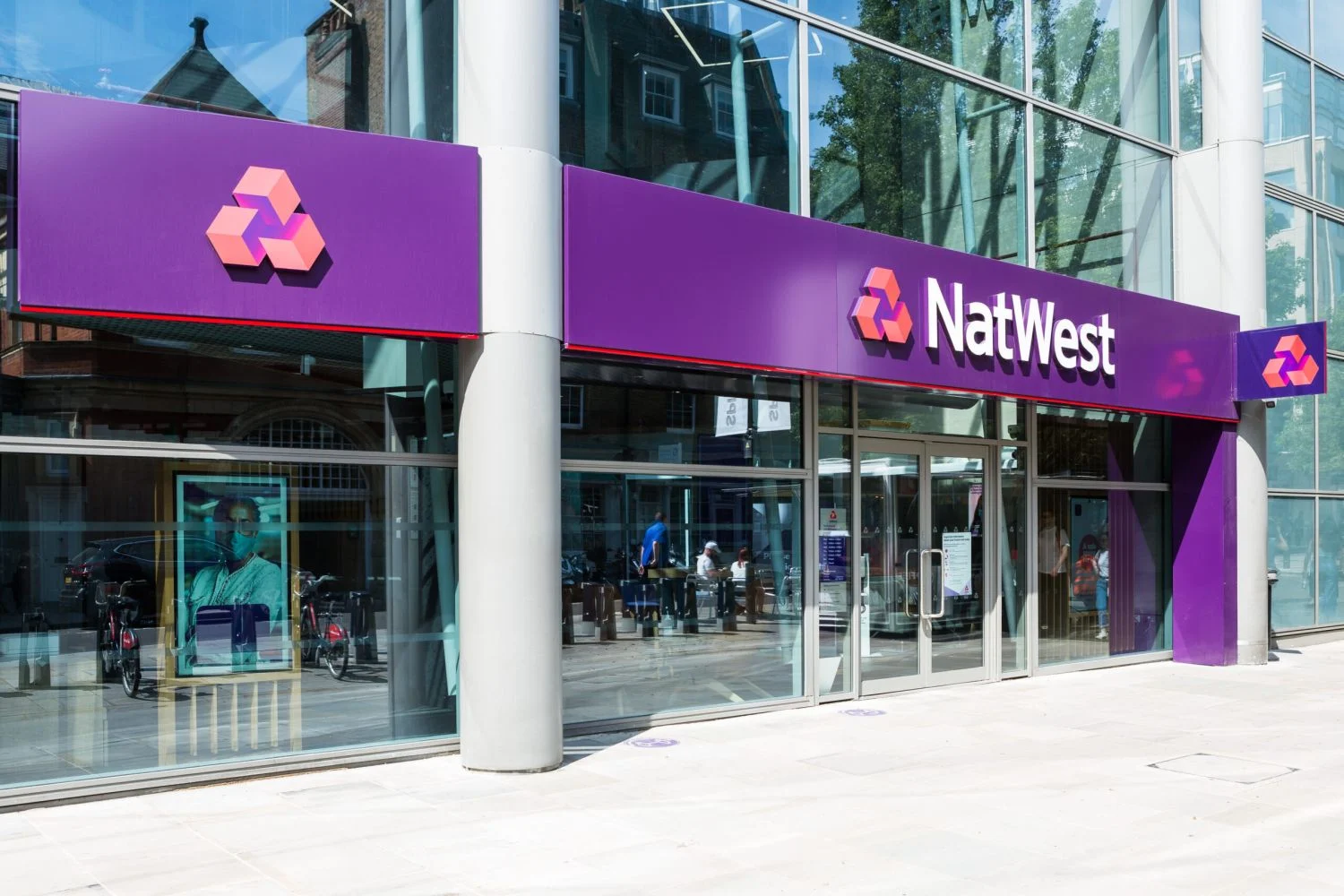 Reino Unido disminuye su participación en NatWest por debajo del 20%