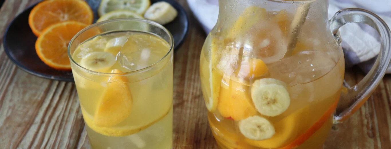 Prueba esta sangría blanca, una fácil y refrescante alternativa a la tradicional