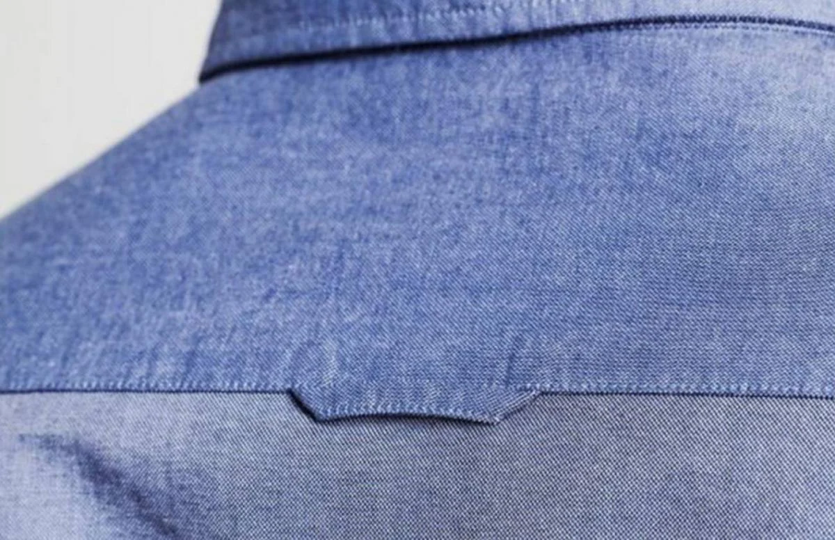 ¿Qué es esa especie de gancho que tienen algunas camisas en su parte de atrás?