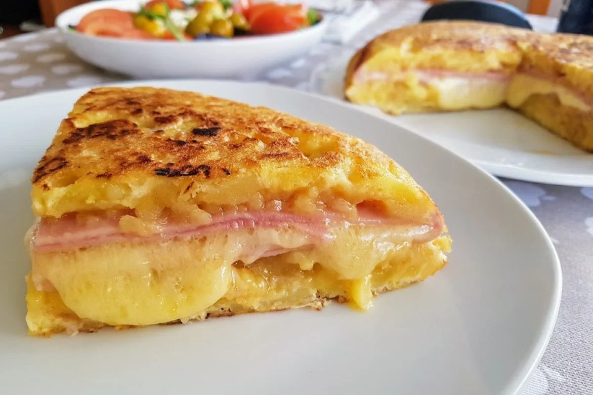 Receta de tortilla de patatas rellena de nueces y queso brie, una versión que es una pasada