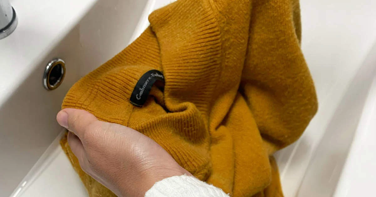 Recupera tu prenda favorita con este truco para quitar las manchas de lejía