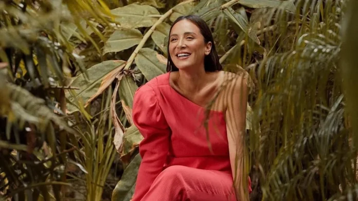 Zara lo peta con el vestido de Tamara Falcó a un precio de regalo