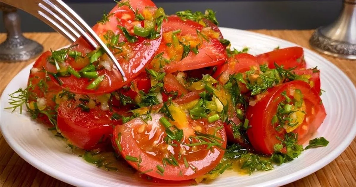 Triunfa con esta espectacular receta de tomate en acordeón, una ensalada de lo más original