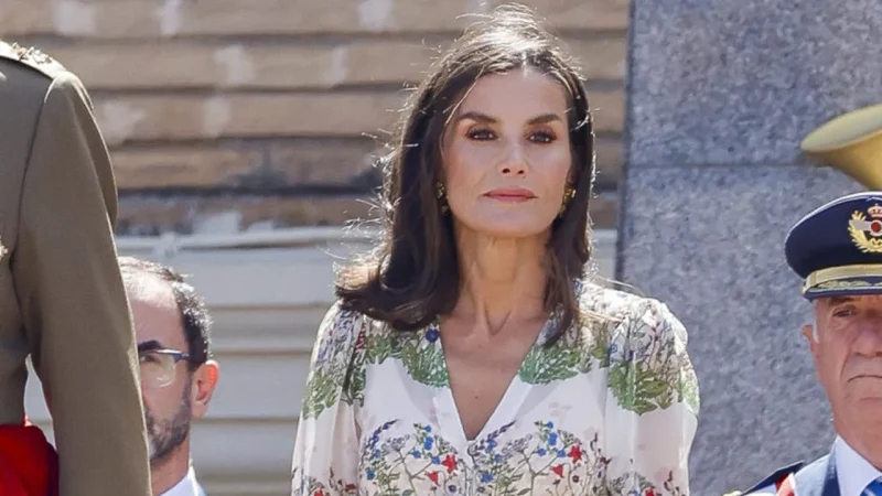 La reina Letizia ama este vestido francés y ahora puedes conseguir su clon en El Corte Inglés 1 Merca2.es El vestido veraniego de la reina Letizia que es el más deseado
