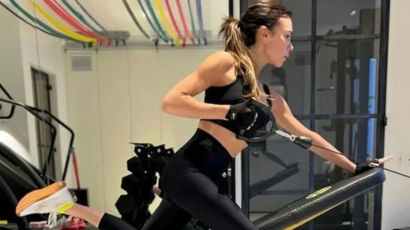 Así consigue Victoria Beckham su figura tonificada: 5 minutos y desde tu casa 2 Merca2.es Victoria Beckham y su vida fitness